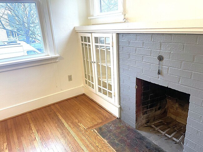 Foto del edificio - Eliot neighborhood House: 2 bedroom, large basement, hardwood floors, laundry units & fireplace