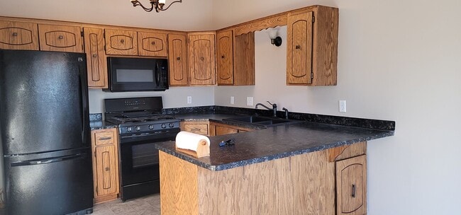 Building Photo - End-Unit 3 Bedroom 2 Bath Townhome for Ren...