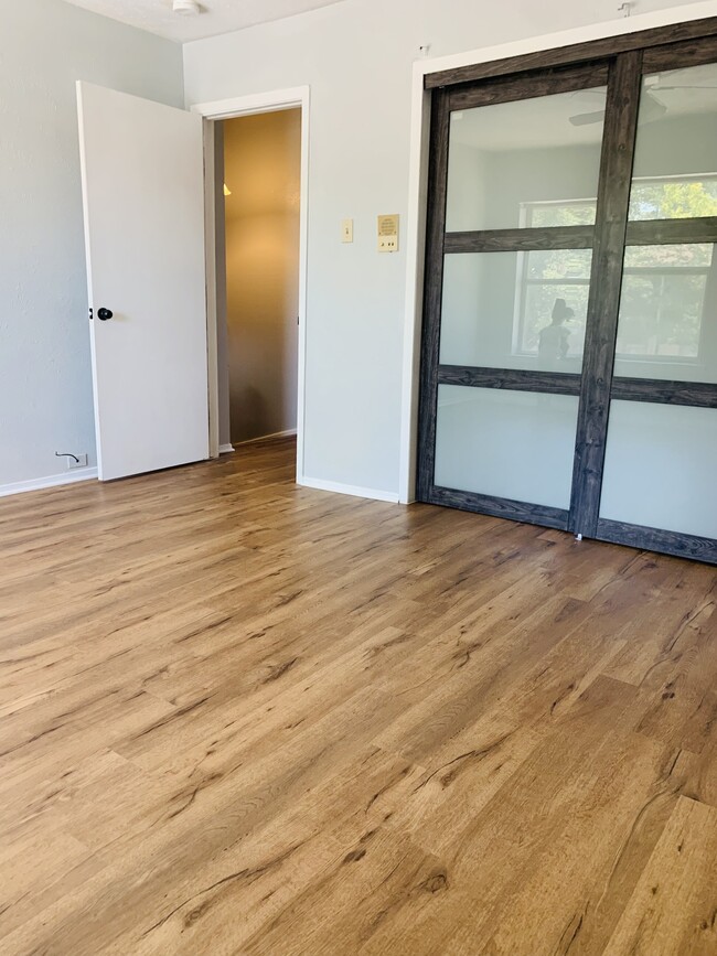 Habitaciones en planta superior - 240 Rolling Hills Plz