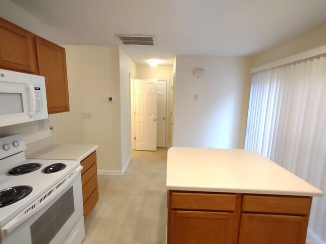 Building Photo - Move In Ready Townhome located in Benningt...