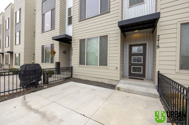 Building Photo - 2419 W Bridge Ave