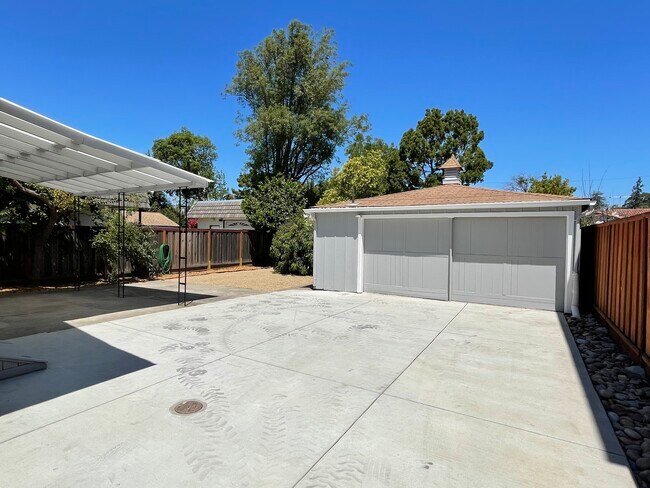 Building Photo - 870 Joaquin Ave