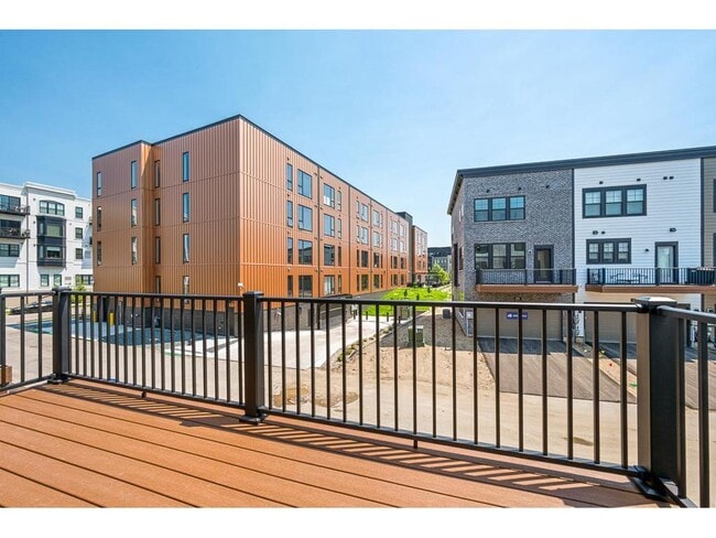 Building Photo - 848 S Woodlawn Ave