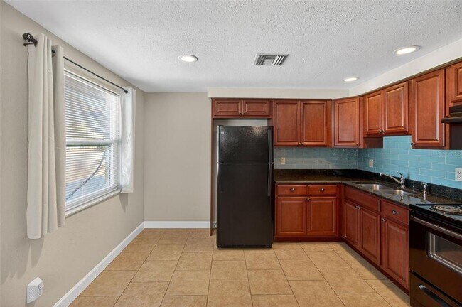 Building Photo - 3118 Pine Tree Ave