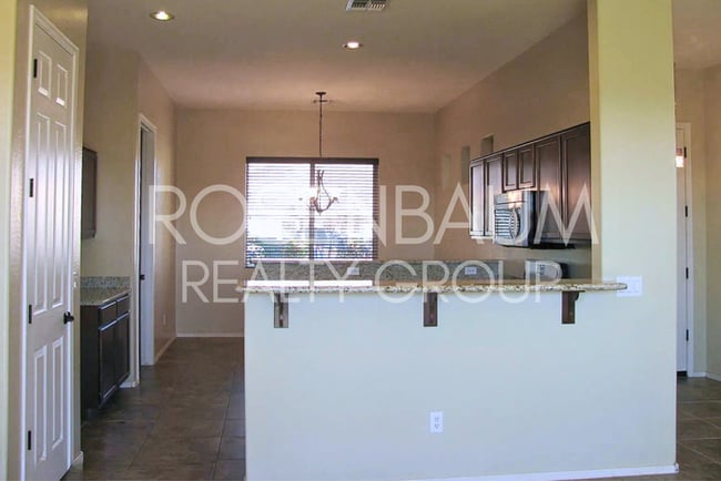 Building Photo - Gorgeous 3-bedrooms, 2-baths home in the b...