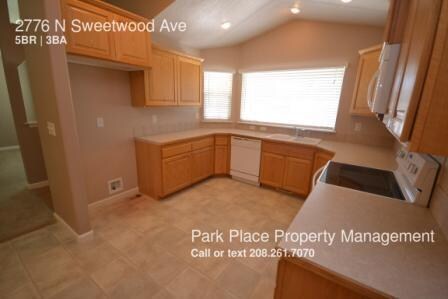 Building Photo - 2776 N Sweetwood Ave