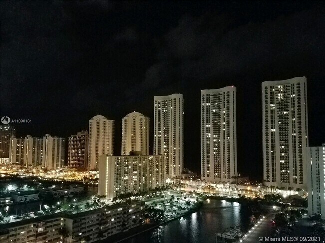 Foto del edificio - 300 Bayview Dr