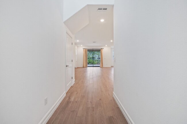 Building Photo - Estancia 3-Bed Retreat in Wesley Chapel wi...