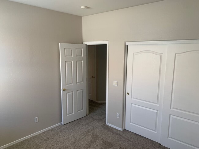 Building Photo - Updated 4 bed/2 bath in Great Location