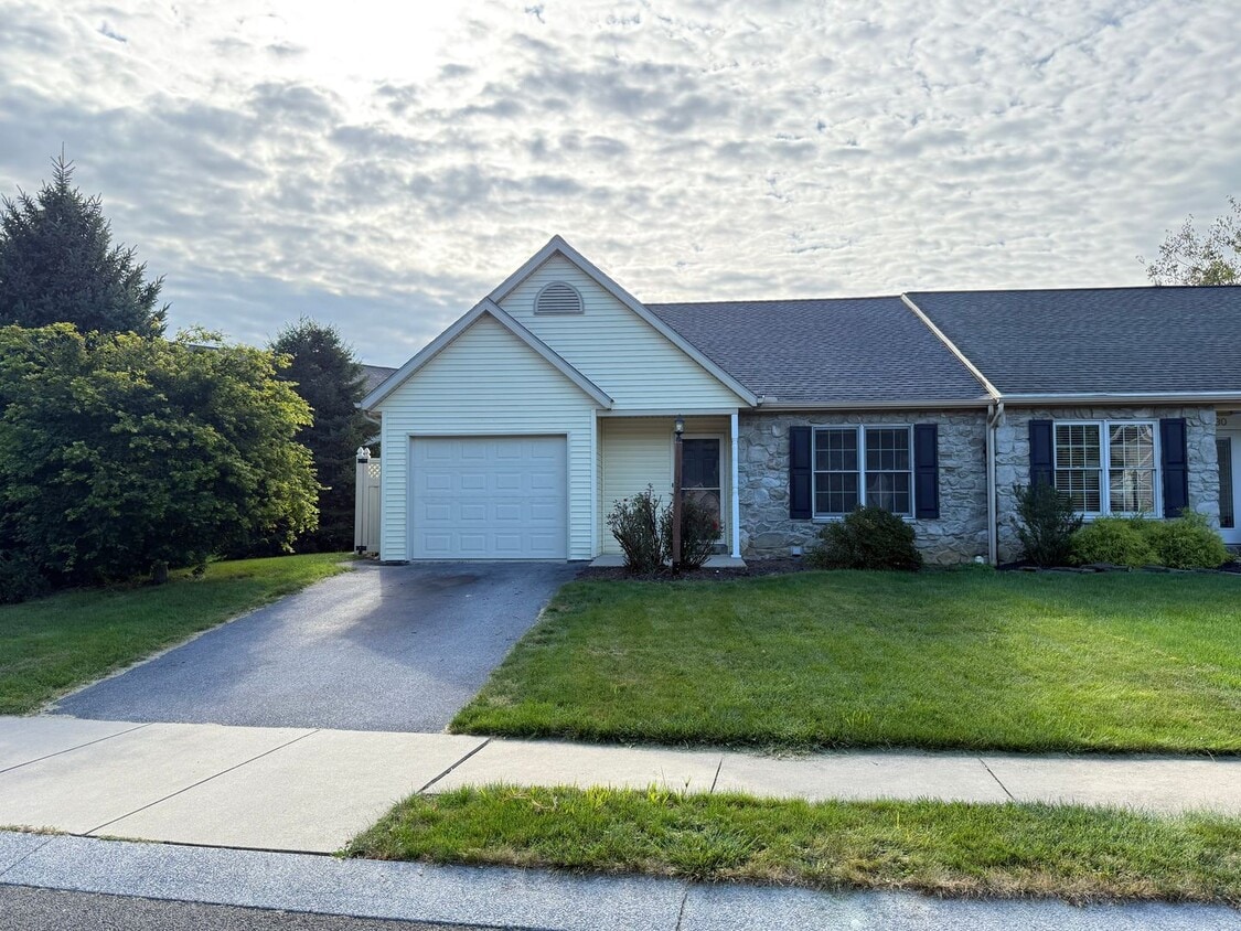 Primary Photo - 2 Bedroom 2 Bathroom Townhome In Warwick T...
