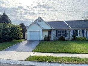Building Photo - 32 Pebble Creek Dr