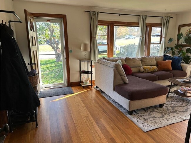 Foto del edificio - 749 W Main Rd