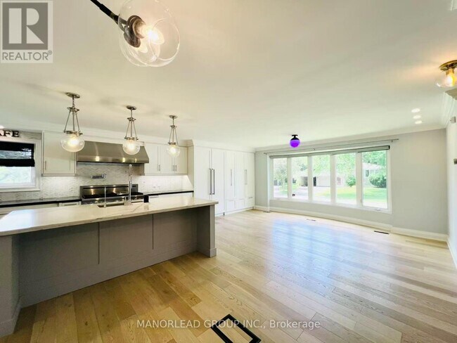 Building Photo - 10 Greenyards Dr