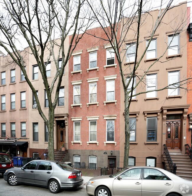 Building Photo - 566 Henry St