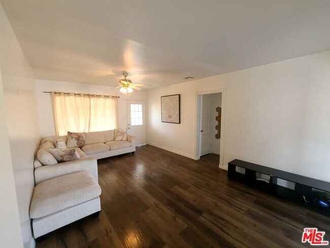 Foto del edificio - 18133 Lull St