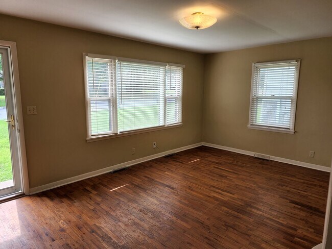 Foto del edificio - Bungalow Style w/  " Lots of New "