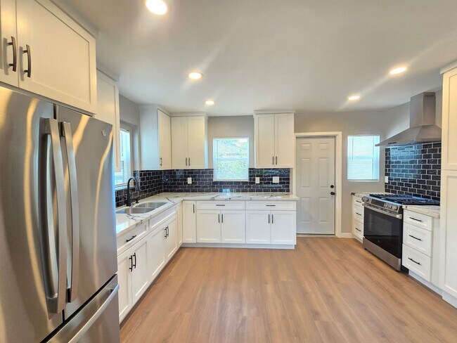 Building Photo - Fully Remodeled 4 Bedroom + 2.5 Bathroom Long Beach Home Near Houghton Park