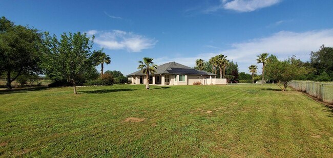 Foto del edificio - Gated Custom Home on Acreage with Solar an...
