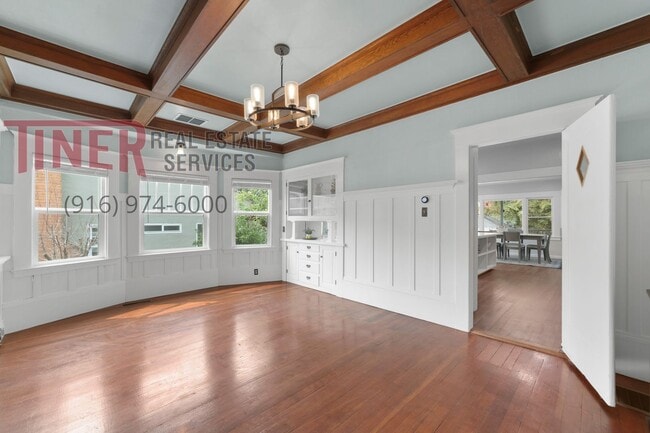 Building Photo - Historic Craftsman home in Elmhurst - Pet ...