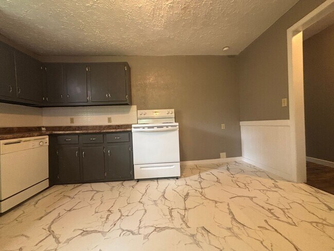 Building Photo - Rent this 3 Bedroom 1.5 Bath with a Covere...