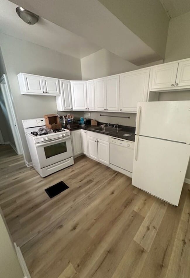 Building Photo - 4 Bed, 2 Bath in Oakland- Available Aug 1-...