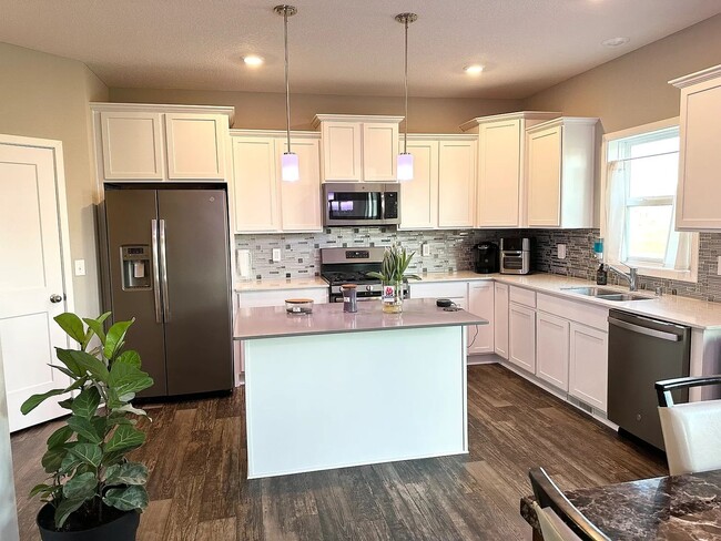 Building Photo - 4 bed house available in otsego!
