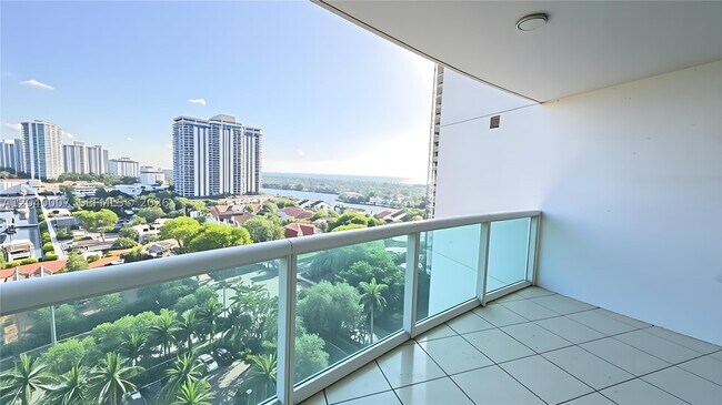 Foto del edificio - 19400 Turnberry Way