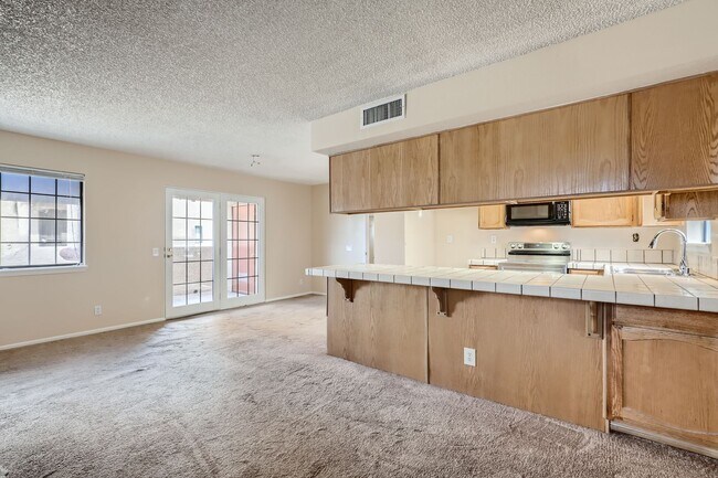 Foto del edificio - Sparkling Clean 2 bedroom, 2 bathroom upstairs condo in Springs Oaks