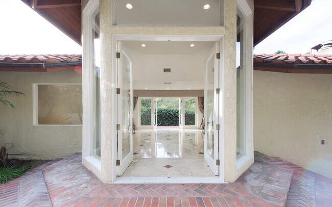 Building Photo - 2340 Outpost Dr