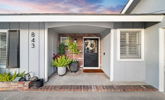 Building Photo - 843 Bernard Dr