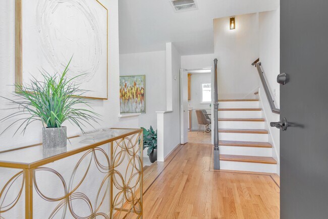Building Photo - 208 Ravenswood Ave