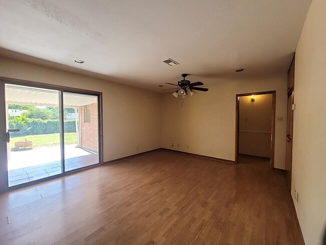 Building Photo - 1124 Harrison Ln