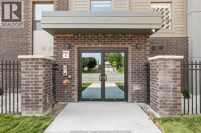 Building Photo - 955 Ouellette Ave