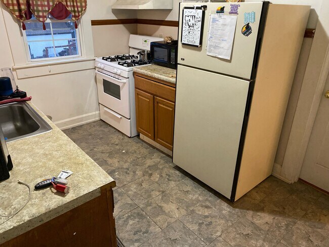 Kitchen - 318 N Pardee St