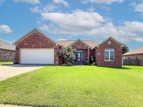 Building Photo - 2424 Palisade Dr
