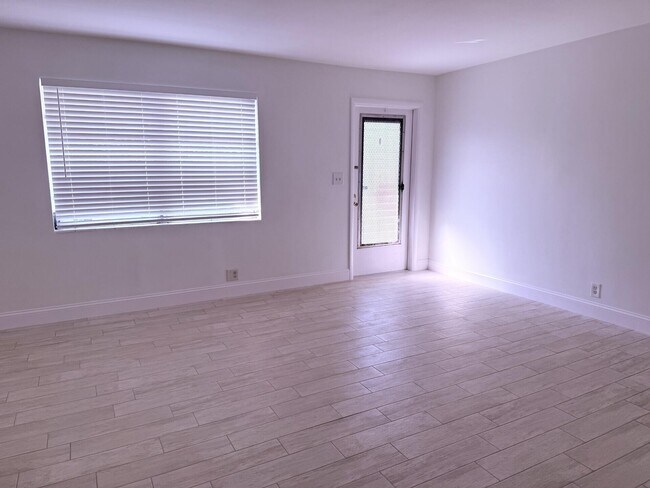 Foto del edificio - 626 Prosperity Farms Rd