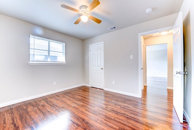 Building Photo - Courtyard Living