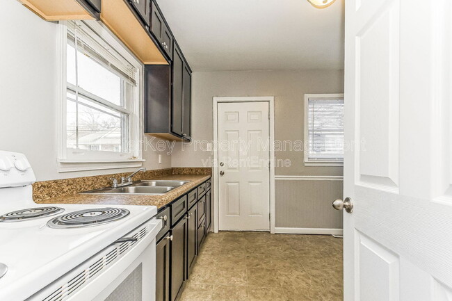 Building Photo - 208 E Geer St