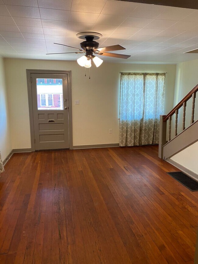 Foto del edificio - IDEALLY SITUATED ROWHOME AVAILABLE IN LANCASTER CITY