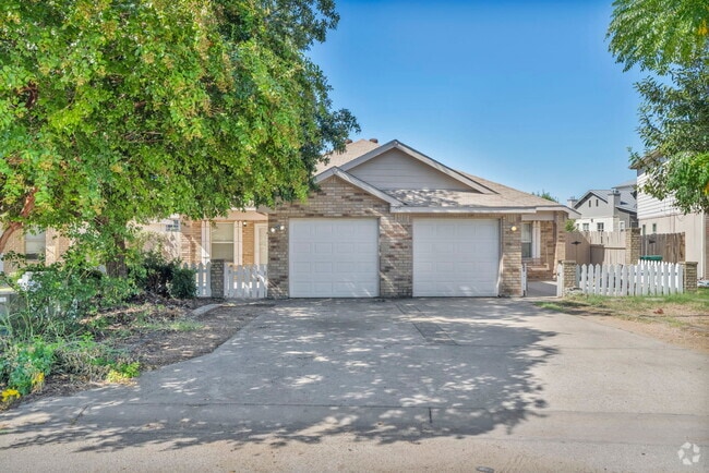 Building Photo - 710 Claremont Pky