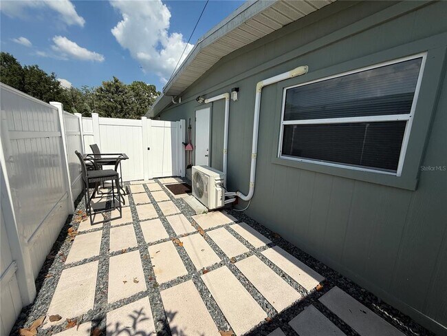 Building Photo - 707 Engel Dr