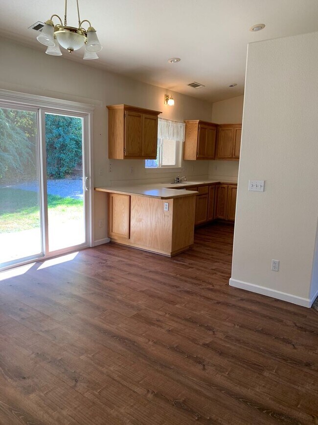 Foto del edificio - 1543 Lakeside Dr