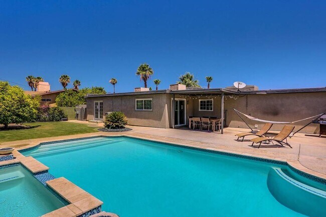 Building Photo - Family-Friendly Oasis in North Palm Springs