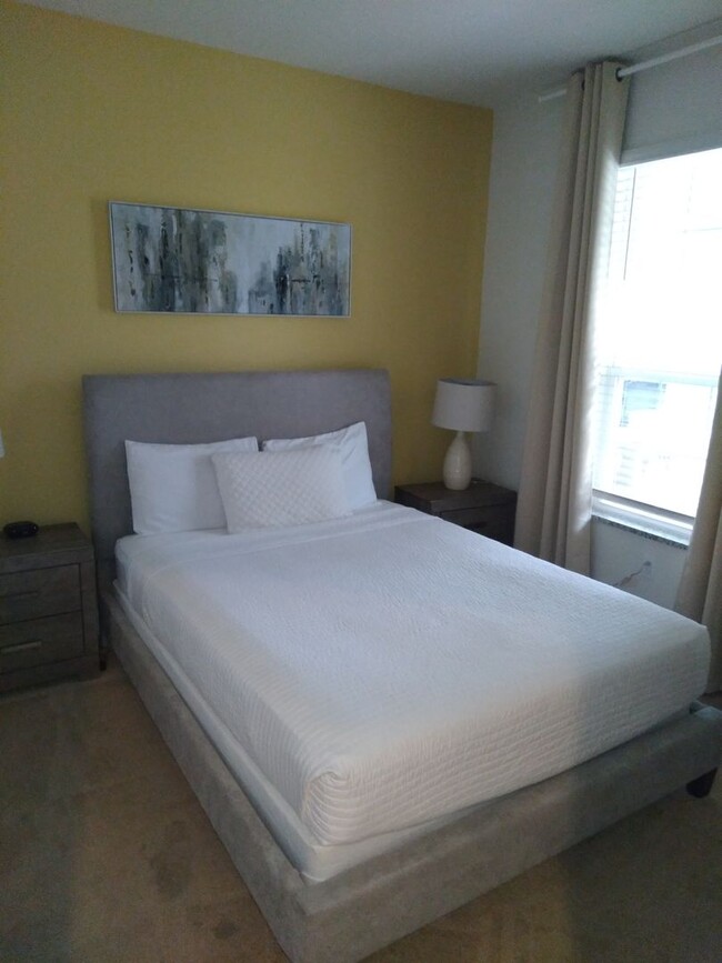 Foto del edificio - Partially furnished, 3 bedroom, 3 bath in ...