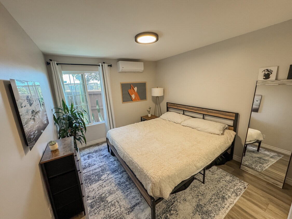 Primary Photo - 5252 Balboa Arms Dr