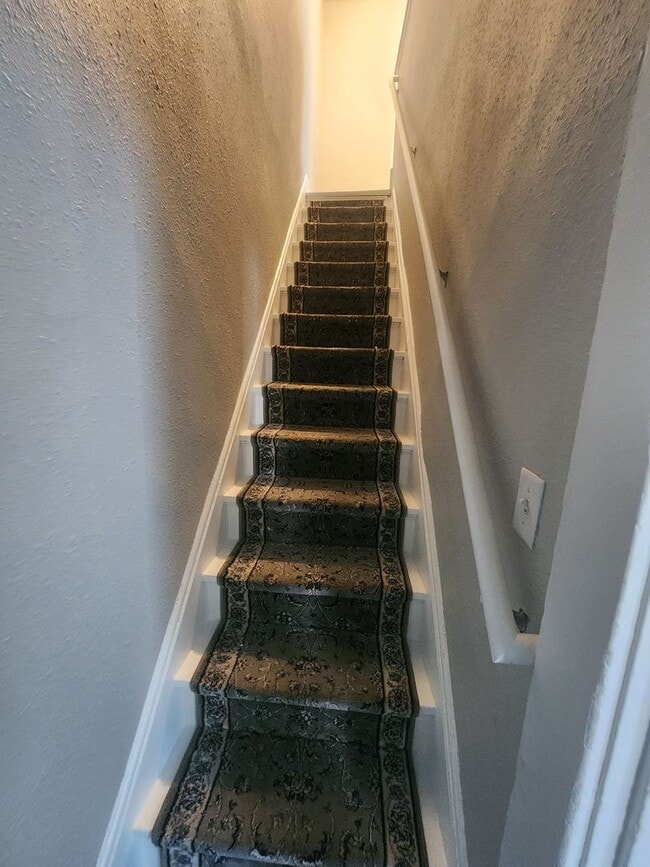 Building Photo - 307 E 22nd St