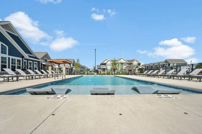 La piscina climatizada estilo resort al aire libre de 85 m² - The 85 at Maple Grove