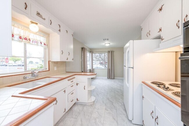 Building Photo - Spacious bedroom for rent