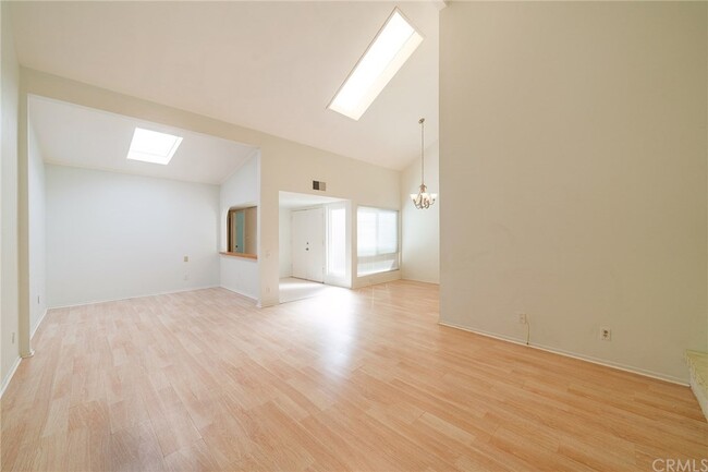 Building Photo - 3 Willow Tree Ln