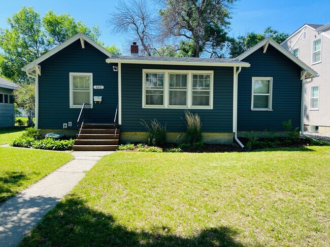 Building Photo - 3 bedroom house - Pet Friendly, Garage, Fe...